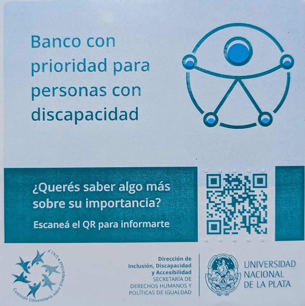 En la parte superior se lee Banco reservado para personas con discapacidad, con el símbolo mundial de discapacidad. Más abajo hay un código QR por medio del cual se puede acceder a más información sobre el sticker.